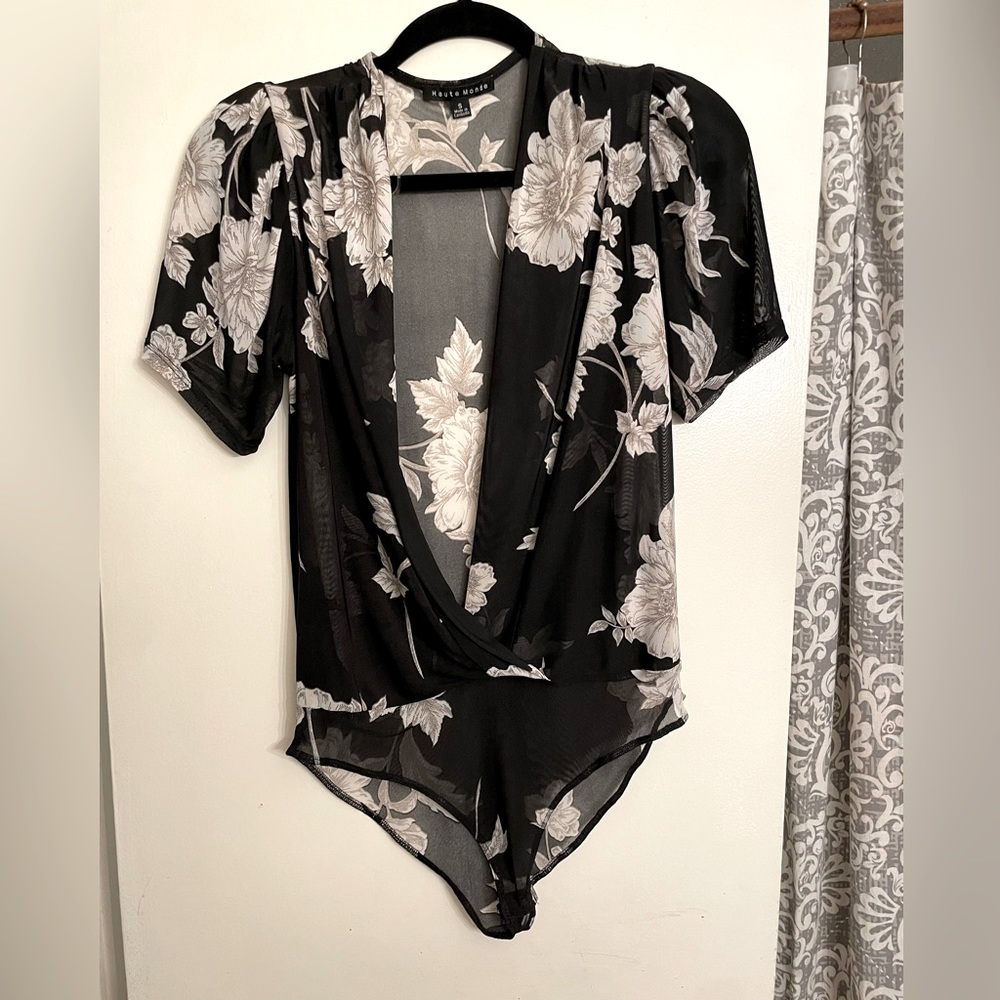 Mesh Floral v neck short sleeve body suit .